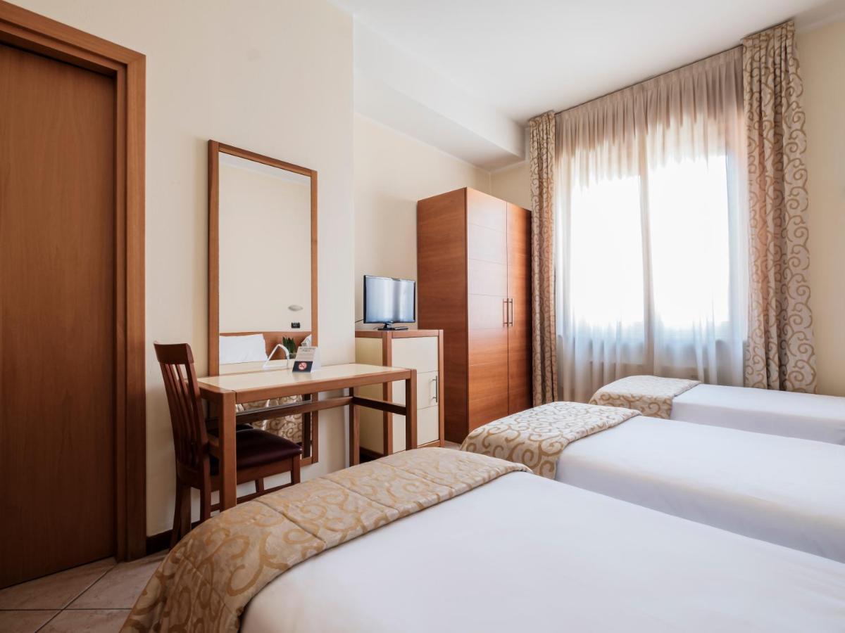 Hotel Lory Forli Bagian luar foto