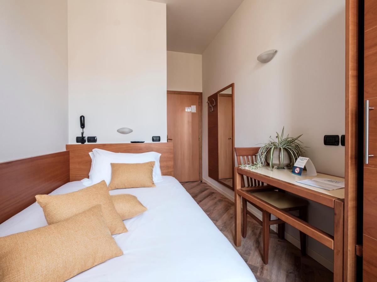 Hotel Lory Forli Bagian luar foto