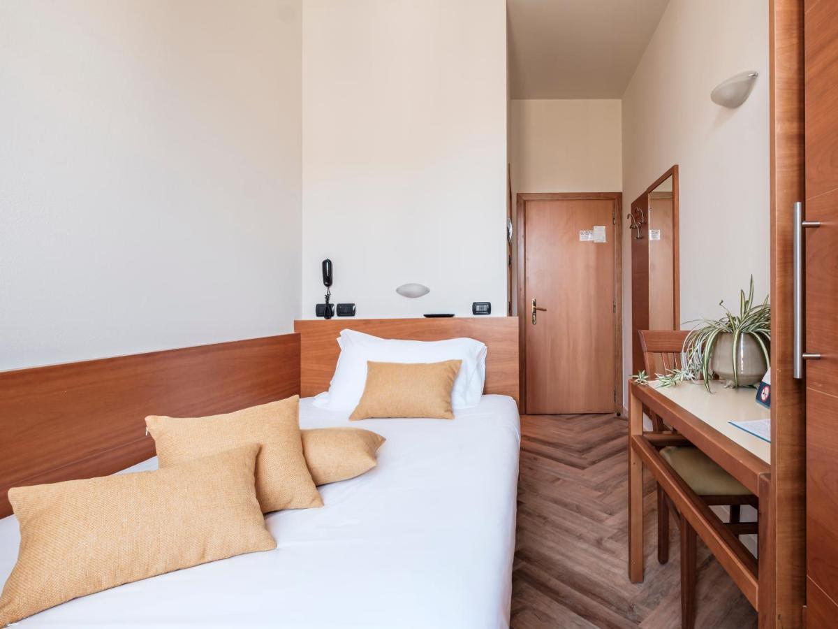 Hotel Lory Forli Bagian luar foto